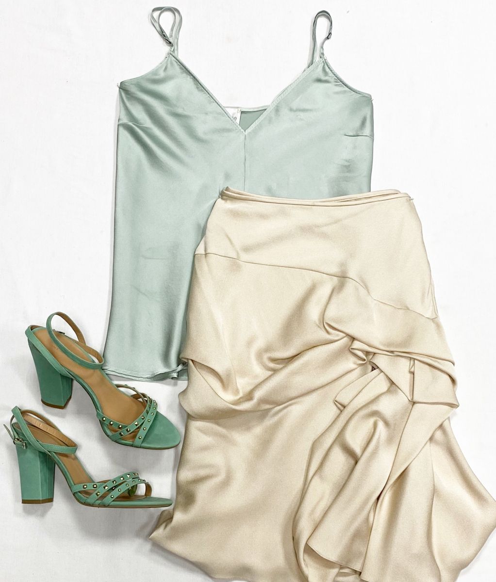 Юбка /шелк/ Christian Dior размер 38 цена 7 828 руб
Топ /шелк/ Forte Forte размер 0 цена 4 697 руб
Босоножки Armani размер 39 цена 4 697 руб