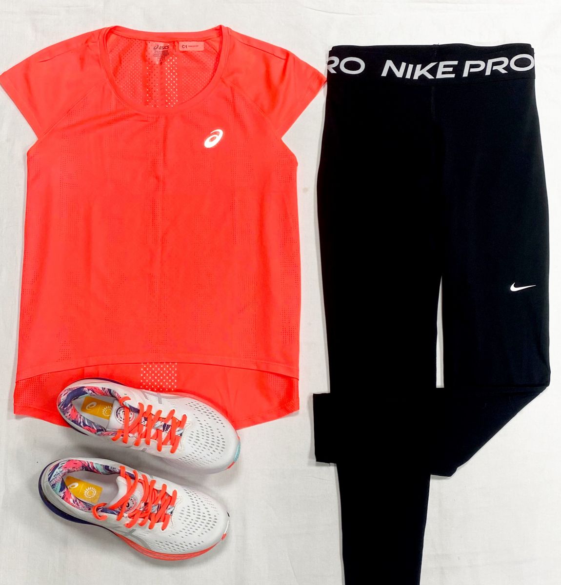 Легинсы Nike размер L цена 3 131 руб
Топ размер L цена 1 566 руб
Кроссовки размер 40 цена 7 828 руб