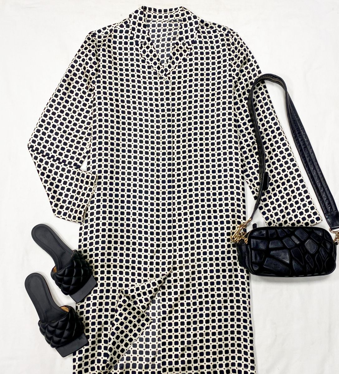Платье / шелк / Max Mara размер 46 цена 15 655 руб 
Сабо Bottega Veneta размер 36 цена 23 483 руб 
Сумка Chanel