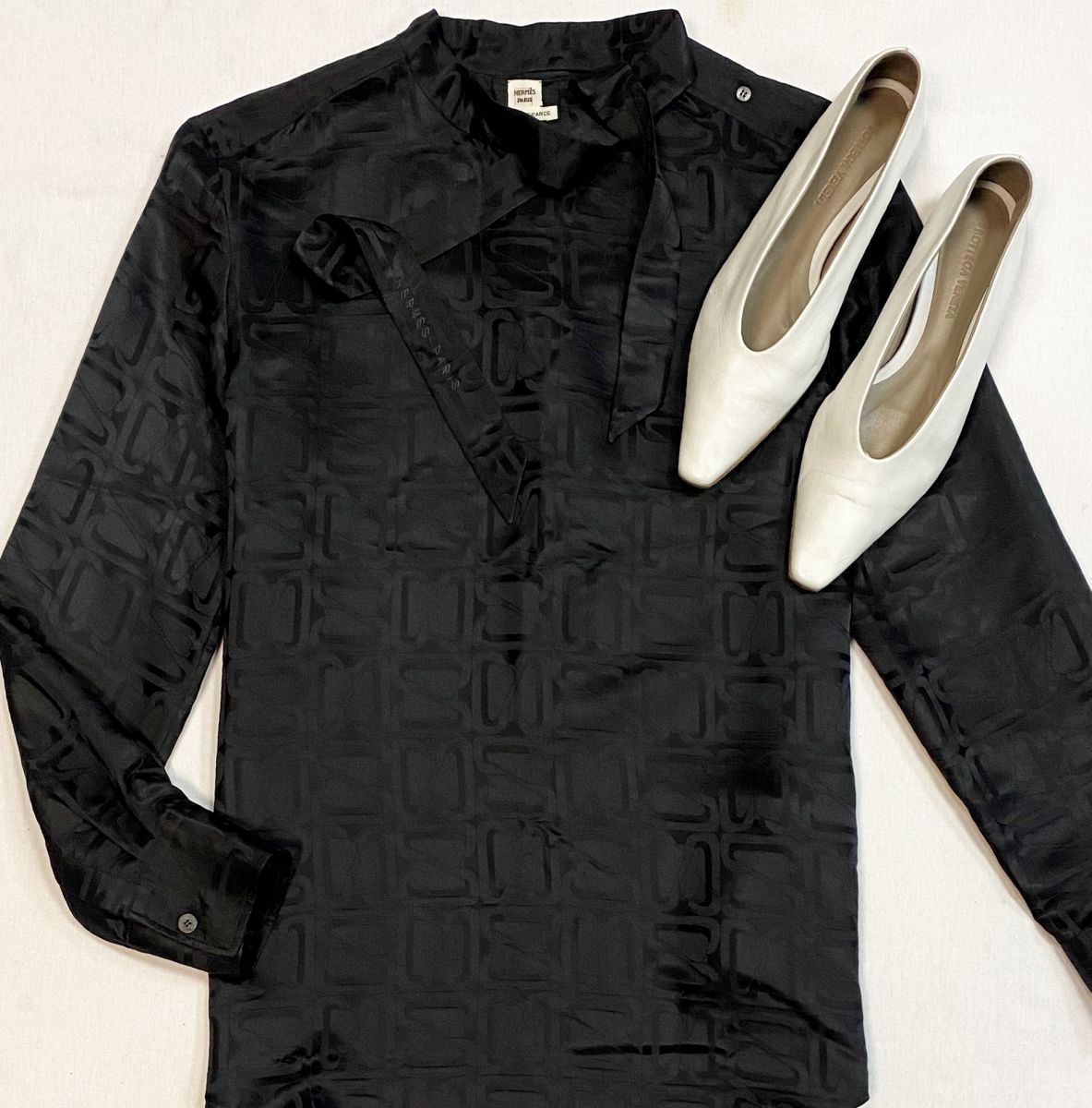 Блузка Hermes размер 38 цена 41 540 руб /с биркой/ 
Балетки Bottega Veneta размер 37.5 цена 23 078 руб 