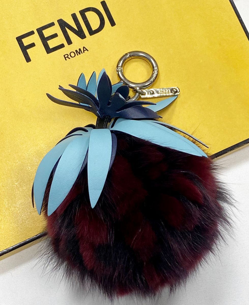 Брелок Fendi цена 15 655 руб

