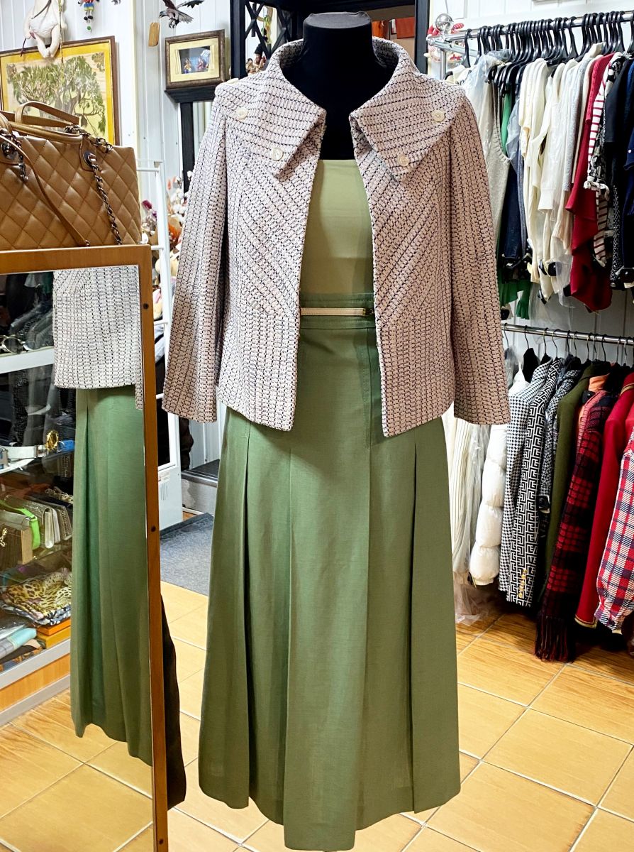 Юбка Gucci размер 38 цена 31 310 руб/ с биркой/Жакет Escada размер 36 цена 15 655 руб/ с биркой/