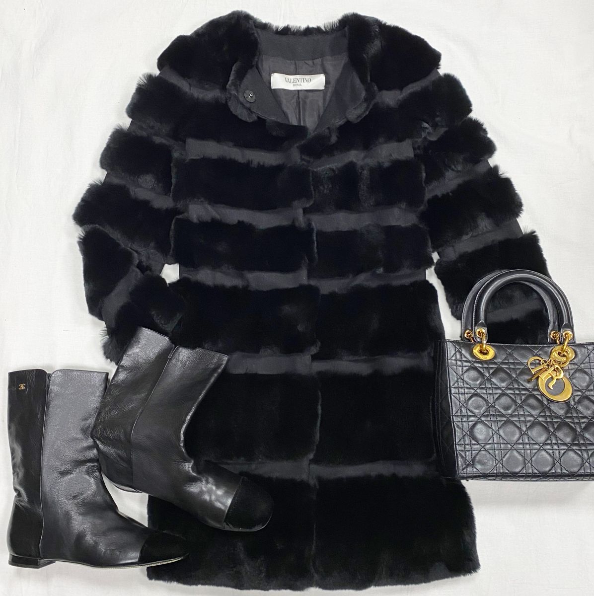 Шуба / мех кролика Рекс / Valentino размер 38 цена 62 620 руб 
Сапоги Chanel размер 41 цена 31 310 руб 
Сумка Christian Dior