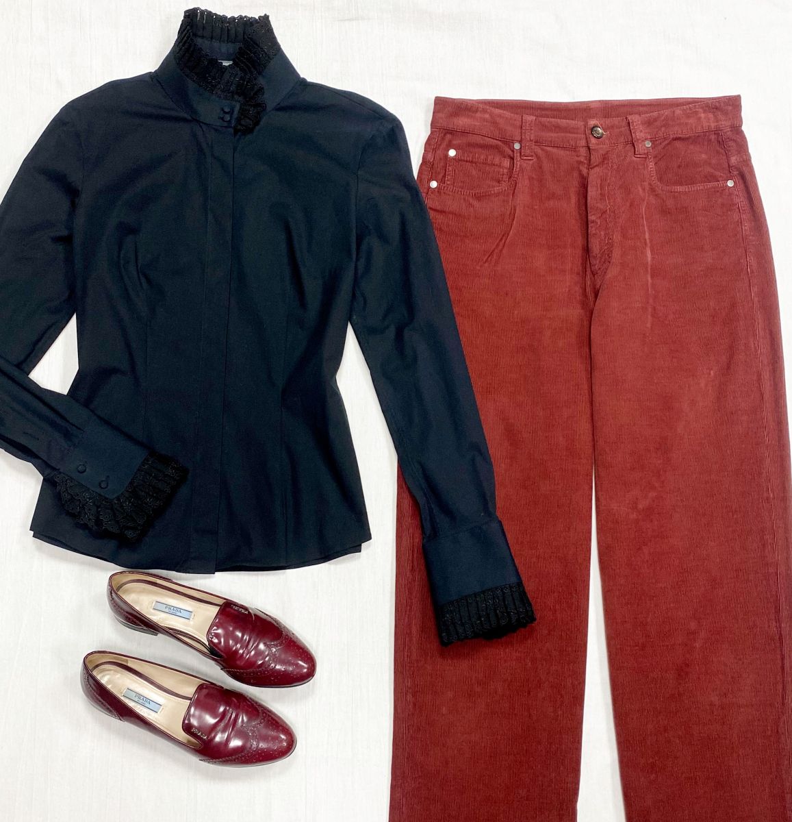 Брюки/ вельвет/ размер 42 цена 15 655 руб
Рубашка Alexander McQueen размер 44 цена 7 828 руб
Лоферы Prada размер 37.5 цена 14 090 руб