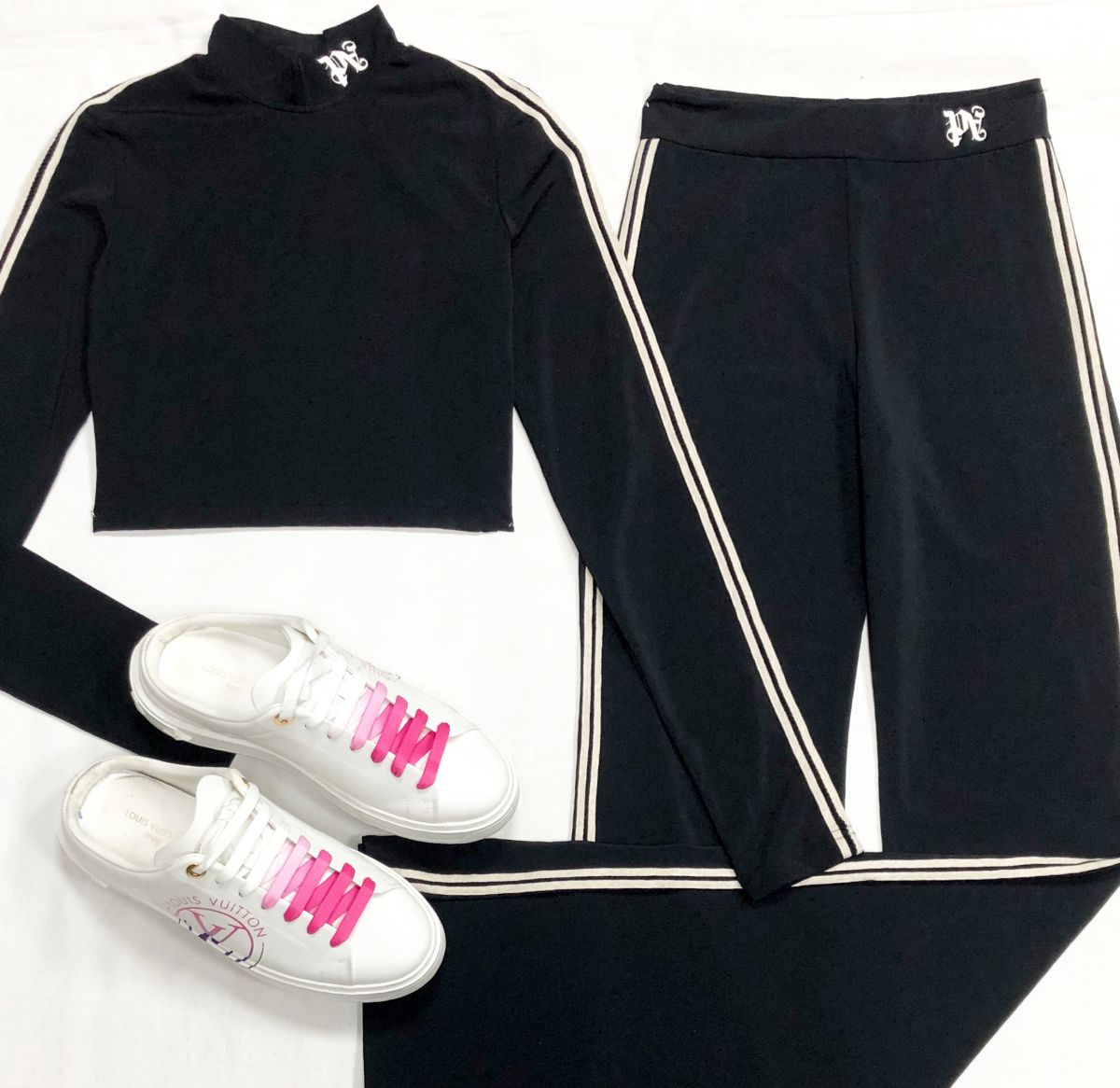 Костюм Palm Angels размер S цена 10 959 руб
Кеды Louis Vuitton размер 39 цена 62 620 руб