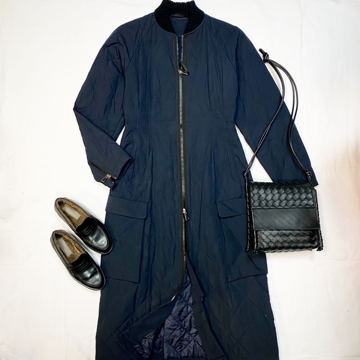 Пальто Weekend Max Mara размер 46 цена 15 385 руб Лоферы / на меху / Santoni размер 36 цена 15 385 руб Сумка Bottega Veneta