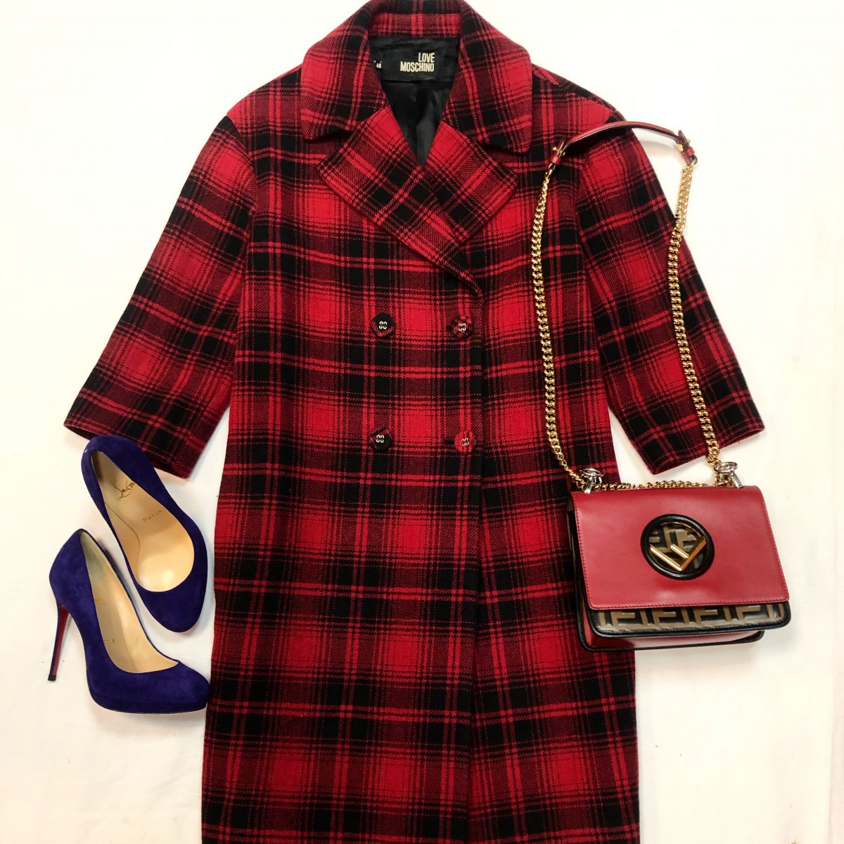 Пальто LOVE MOSCHINO размер 36/40 цена 15 385 руб Туфли LOUBOUTIN размер 36.5 цена 13 847 руб Сумка FENDI