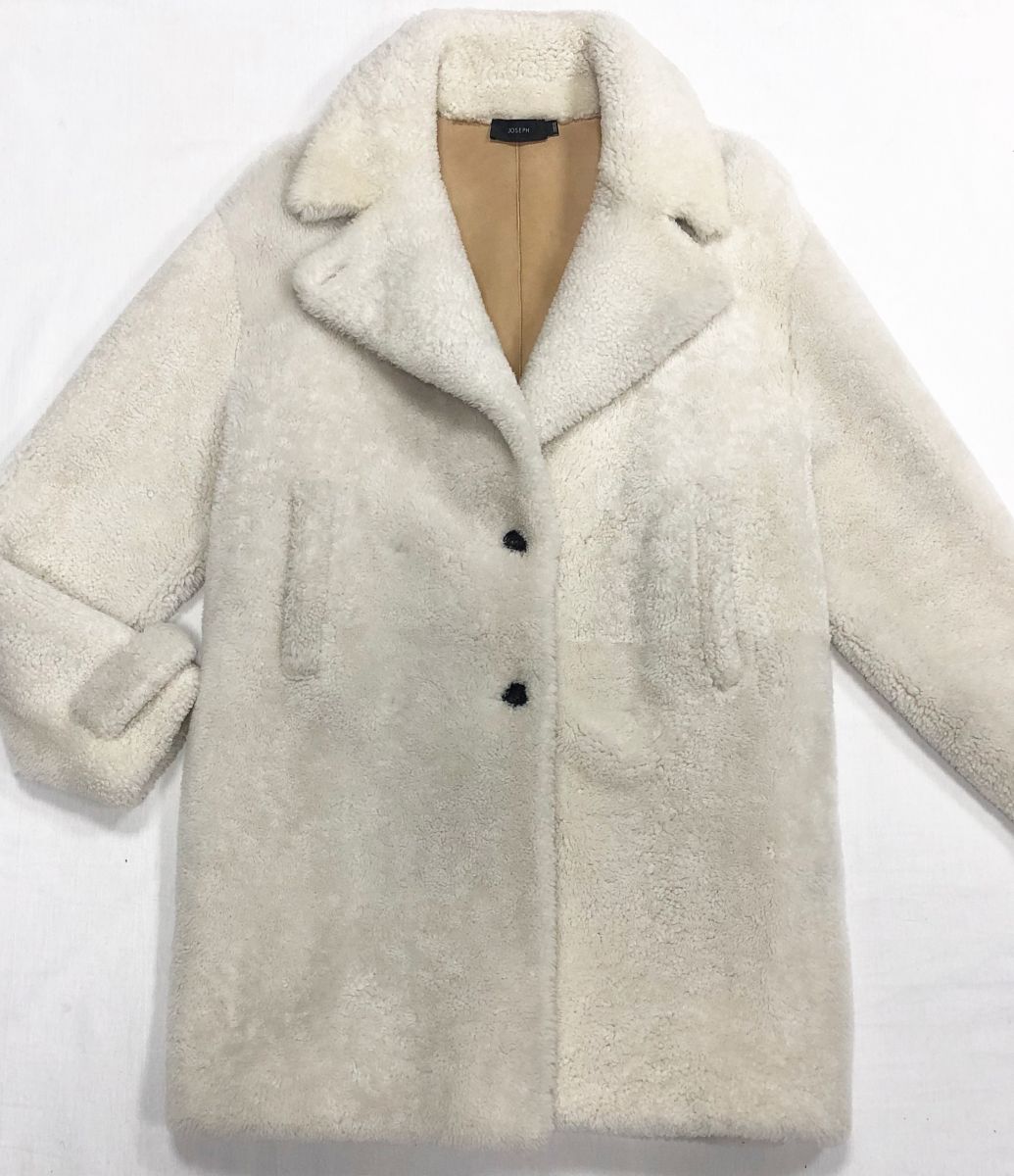 Дублёнка Joseph размер 40 цена 39 138 руб
Ботинки Louis Vuitton размер 38.5 цена 46 965 руб
Сумка Louis Vuitton