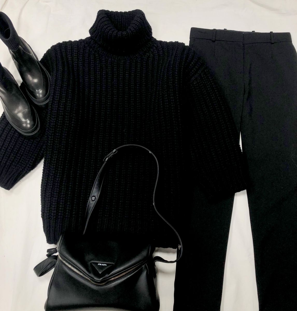 Свитер DOLCE GABBANA размер S цена 23 483 руб 
Брюки BALENCIAGA размер S цена 15 655 руб 
Ботинки Hermes размер 38 цена 54 794 руб 
Сумка PRADA