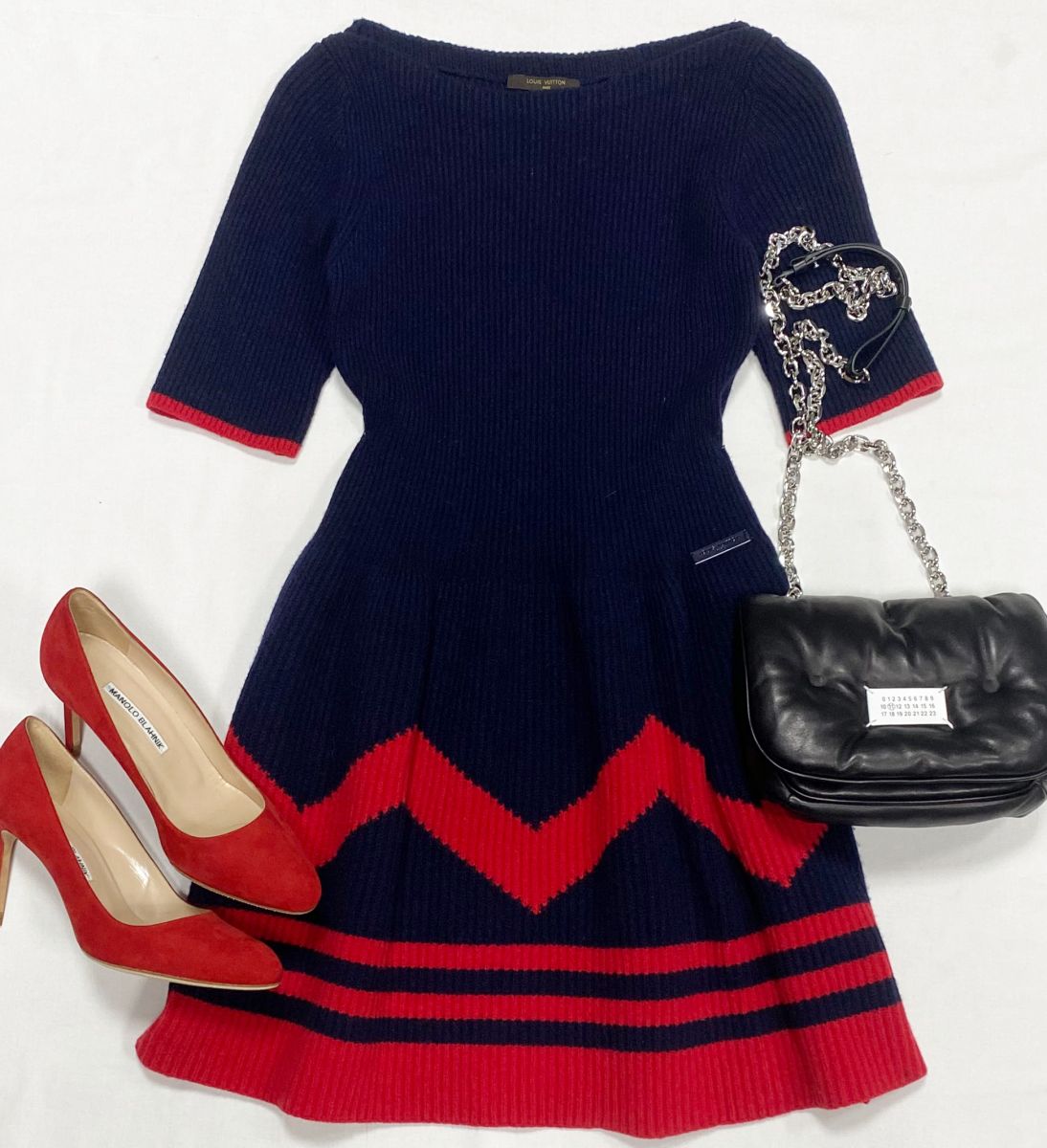 Платье Louis Vuitton размер M цена 28 179 руб
Туфли Manolo Blahnik размер 38.5 цена 36 006 руб
Сумка Maison Martin Margiela 