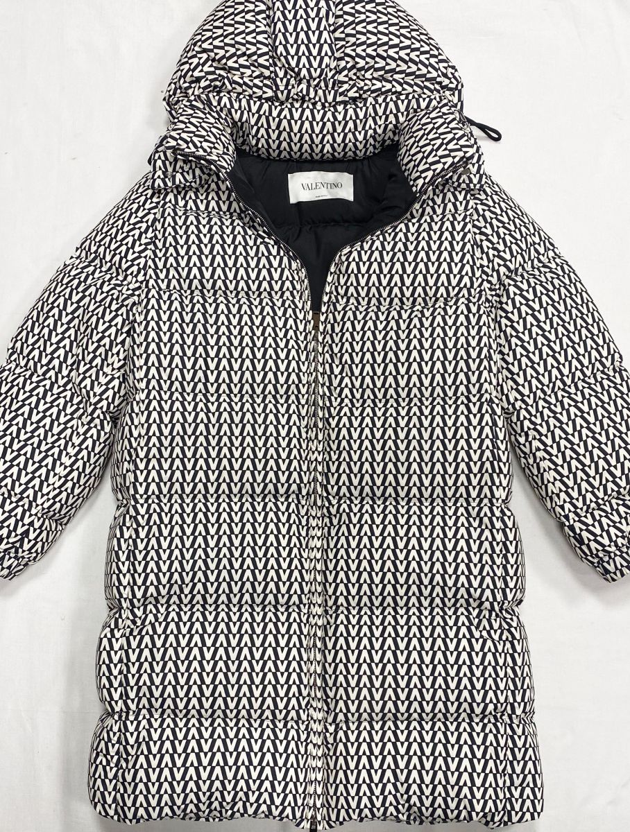 Пуховик Valentino размер 44 цена 93 930 руб
Ботинки Jil Sander размер 36 цена 15 655 руб
Сумка Balenciaga 