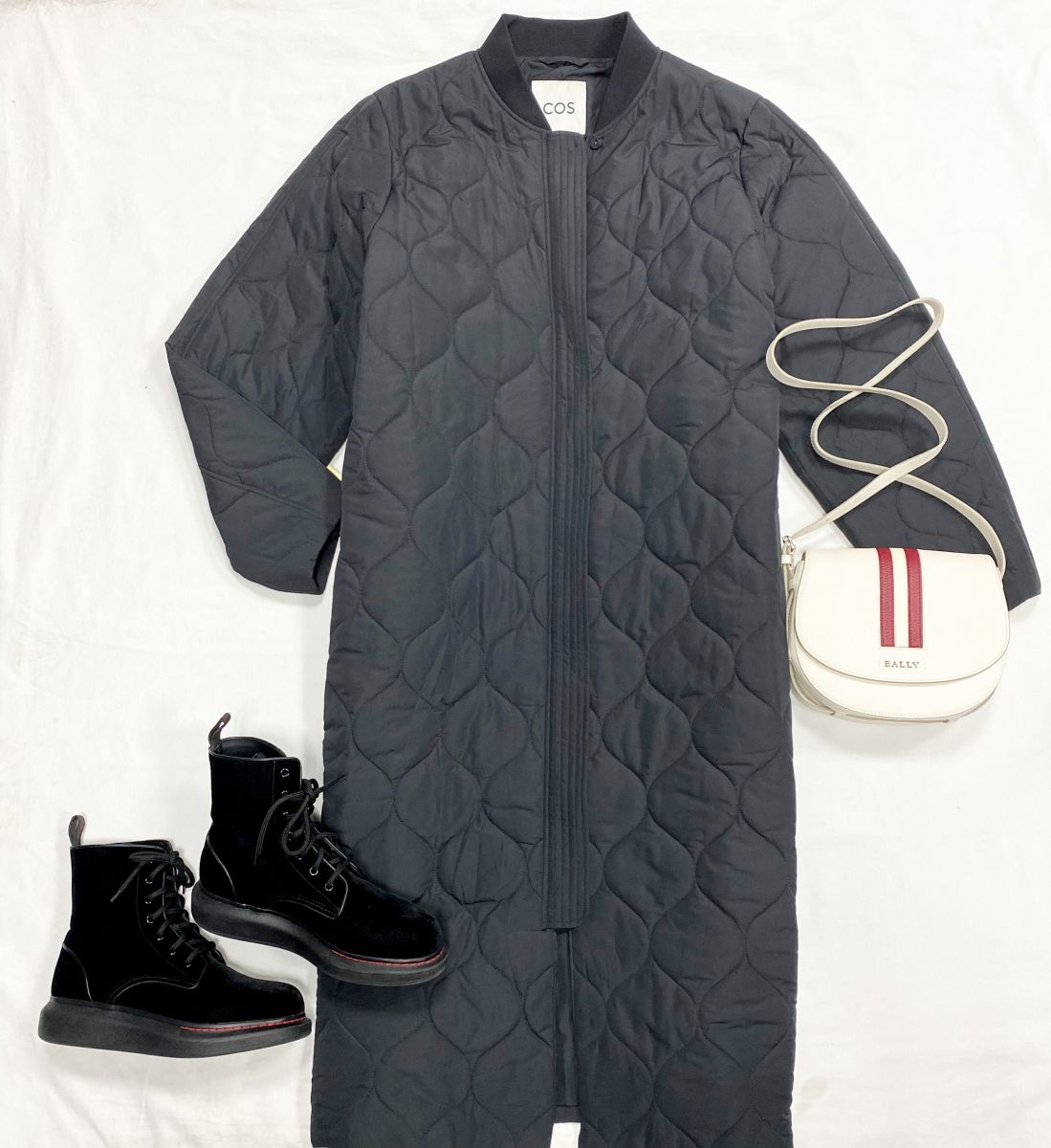 Пальто Cos размер L цена 12 308 руб
Ботинки Alexander McQueen размер 39 цена 15 385 руб
Сумка Bally 