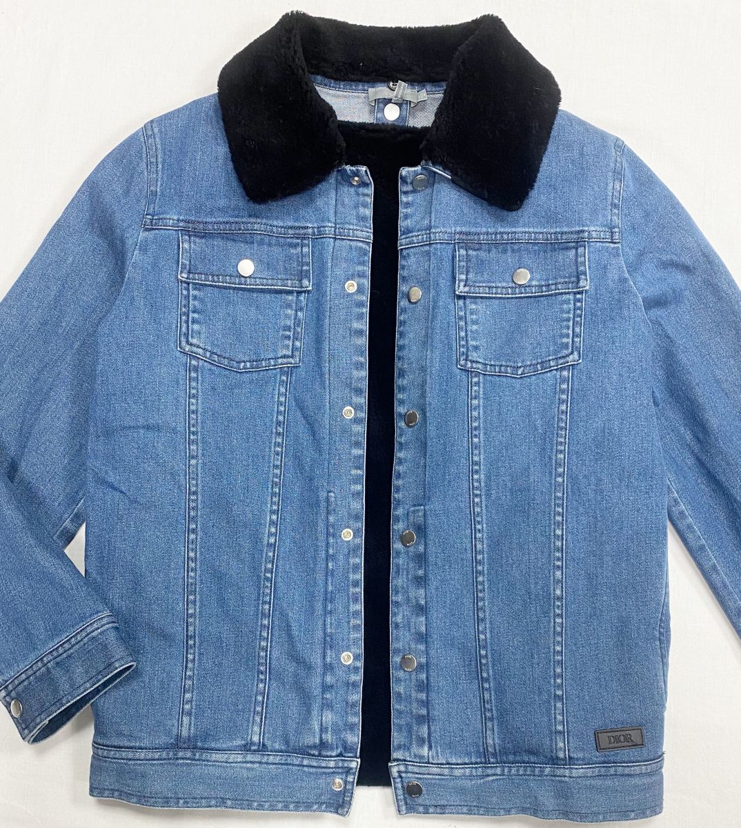 Куртка Christian Dior размер 38 цена 39 138 руб
Джинсы Christian Dior размер 40 цена 15 655 руб
Кеды Chanel размер 39 цена 78 275 руб