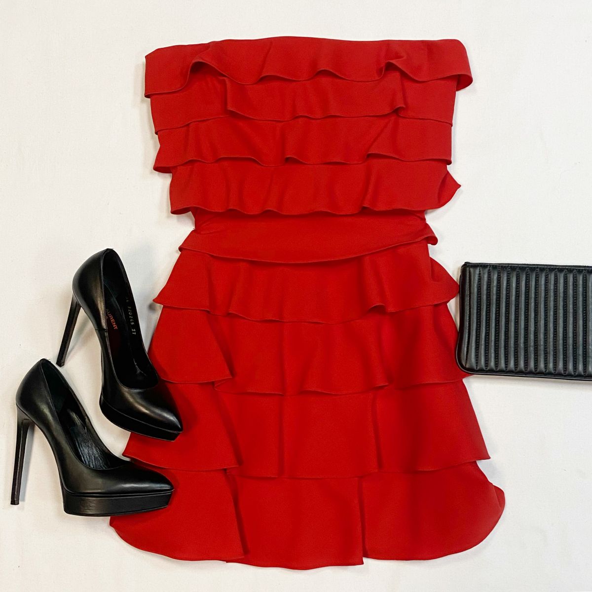 Платье Valentino размер 42 цена 15 385 рубТуфли Saint Laurent размер 37 цена 9 231 рубКлатч Tom Ford