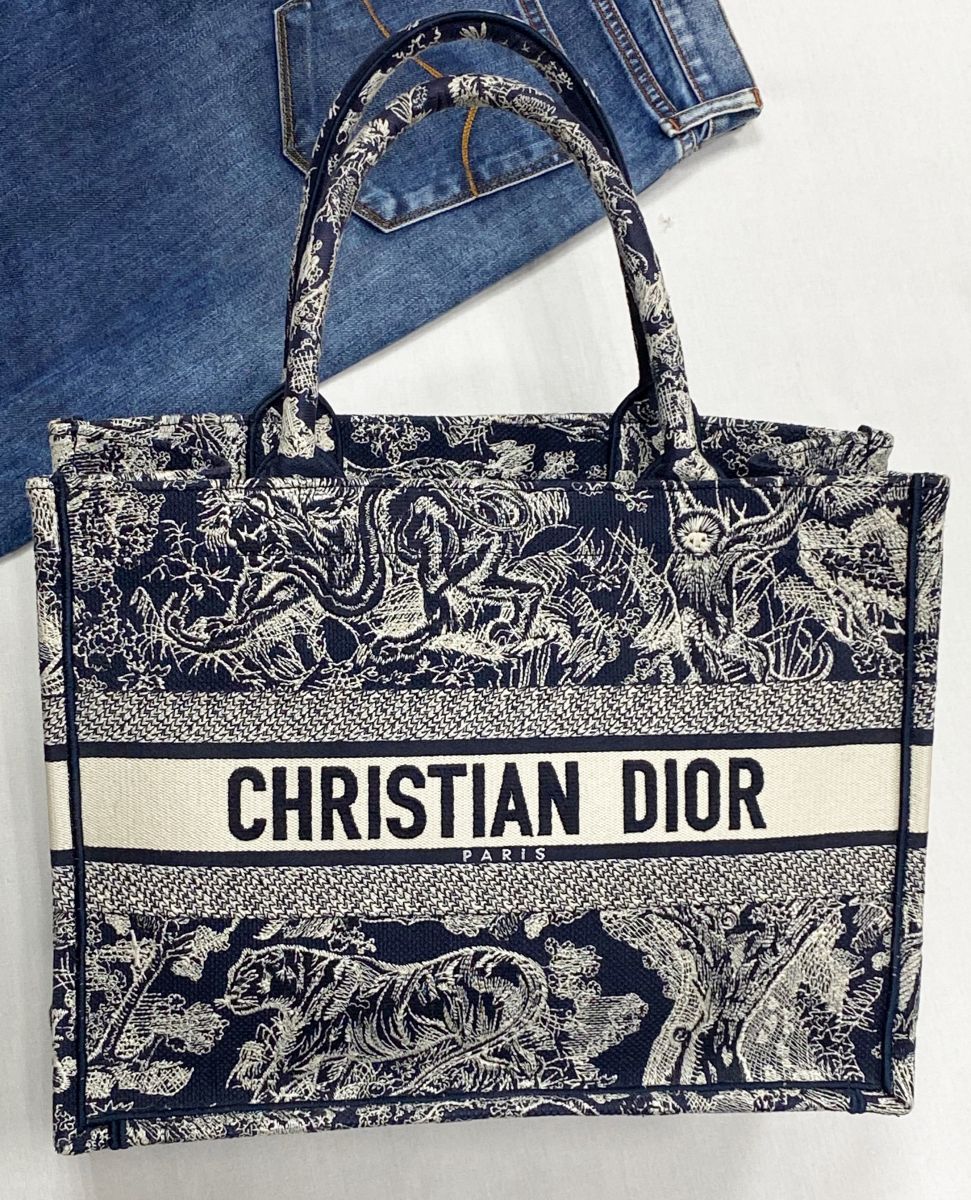 Сумка Christian Dior размер 35/25 цена 125 240 руб
 
