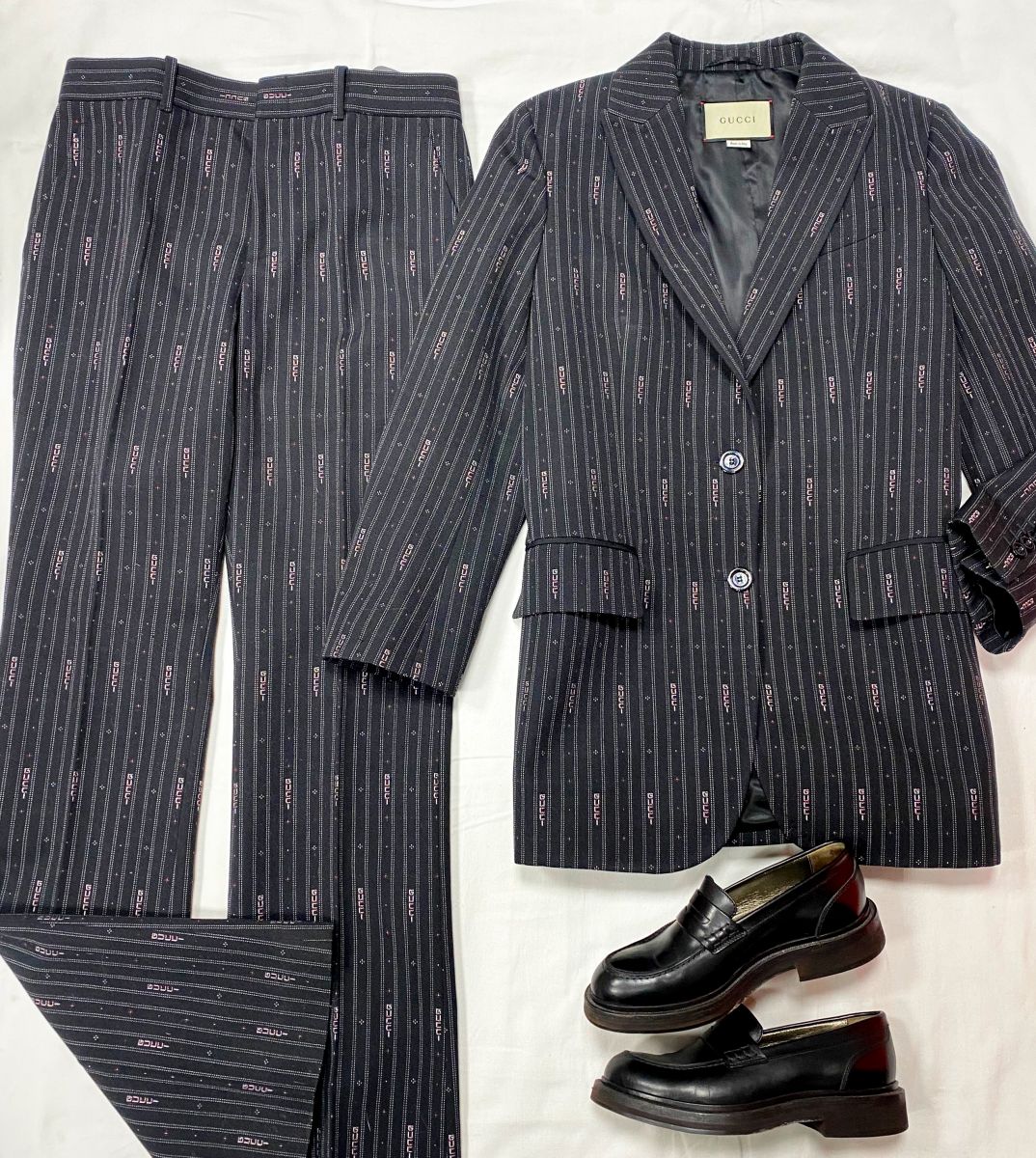 Костюм Gucci размер 42 цена 115 388 руб 
Лоферы Brunello Cucinelli размер 36 цена 23 078 руб 