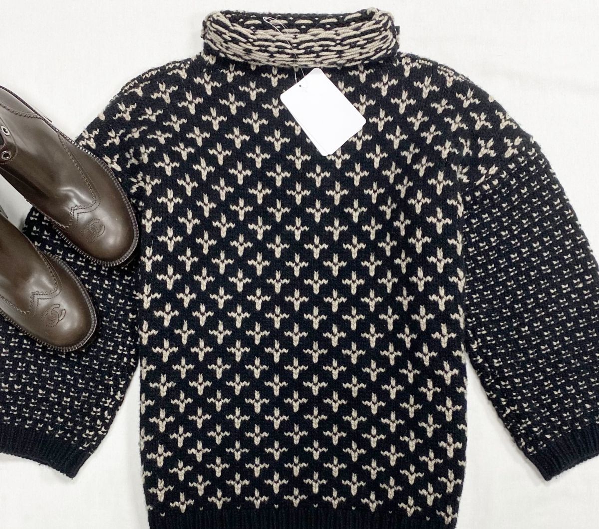 Свитер Max Mara размер S цена 20 000 руб/с биркой/ 
Ботинки Chanel размер 39 цена 53 848 руб
