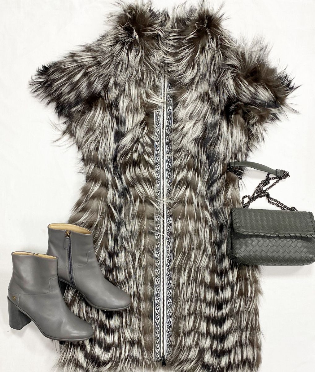 Жилет/ мех лисы/ Rindi размер 40 цена 39 138 руб
Ботильоны Chanel размер 37.5 цена 15 655 руб
Сумка Bottega Veneta 