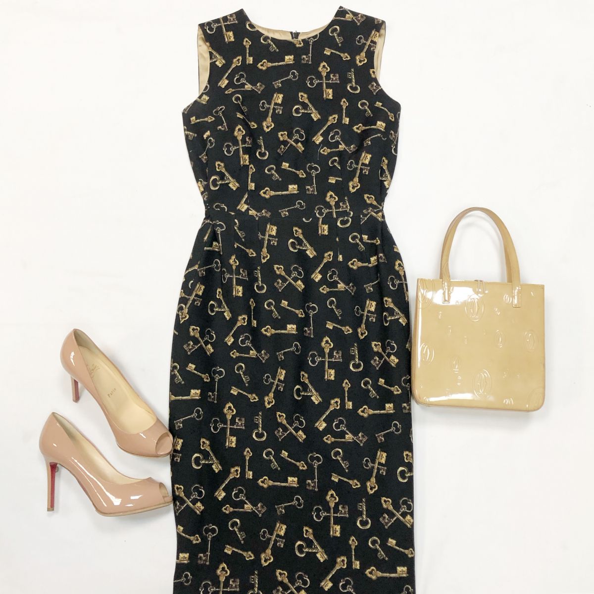 Платье Dolce Gabbana размер 40 цена 15 385 рубТуфли Louboutin размер 37.5 цена 15 385 рубСумка Cartier