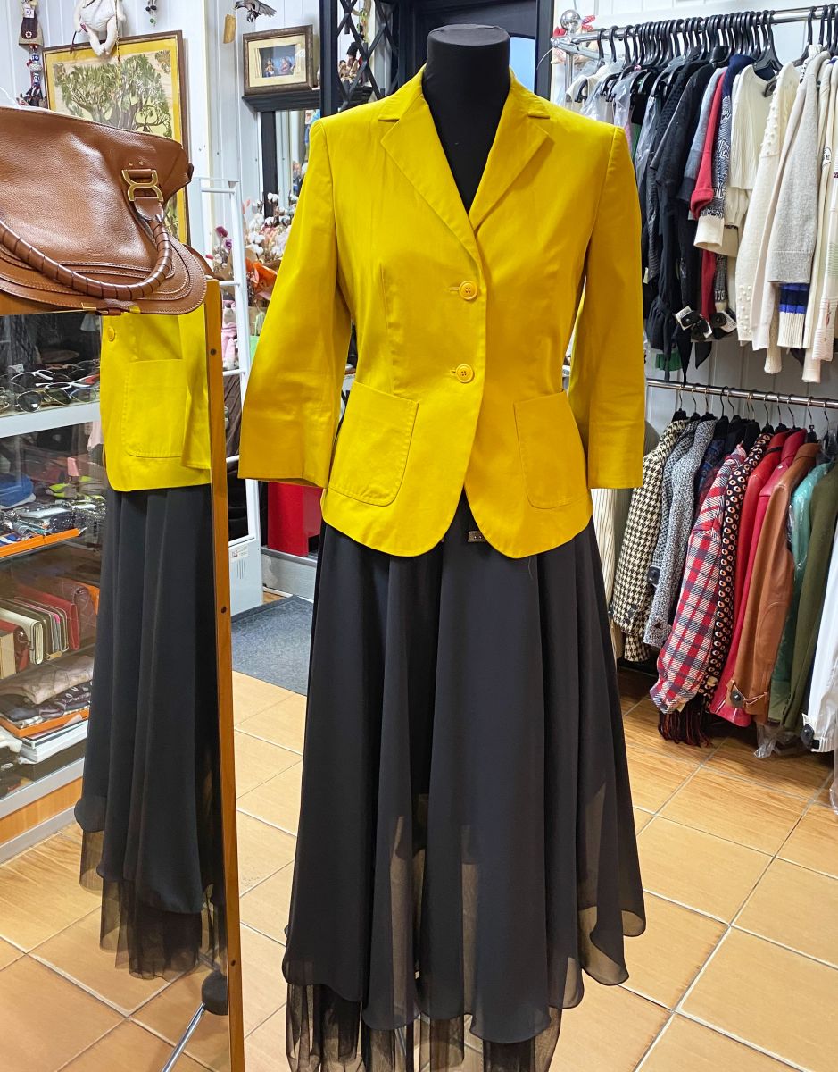 Жакет Weekend/ Max Mara размер 42 цена 7 928 руб
Юбка 
Peserico размер 46 цена 15 655 руб
