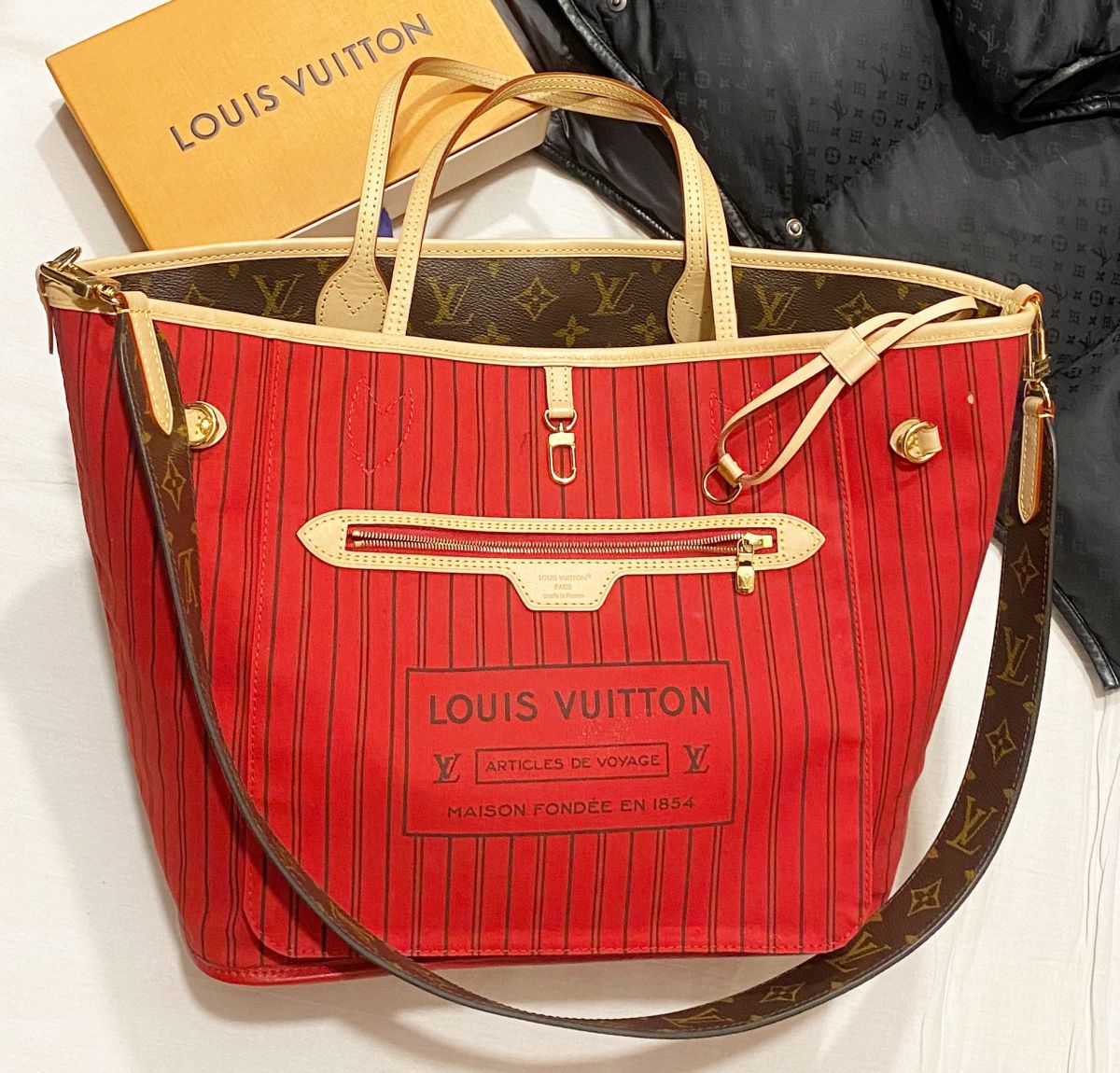 Сумка / двухсторонняя / Louis Vuitton размер 32/28 цена 187 860 руб / новая /