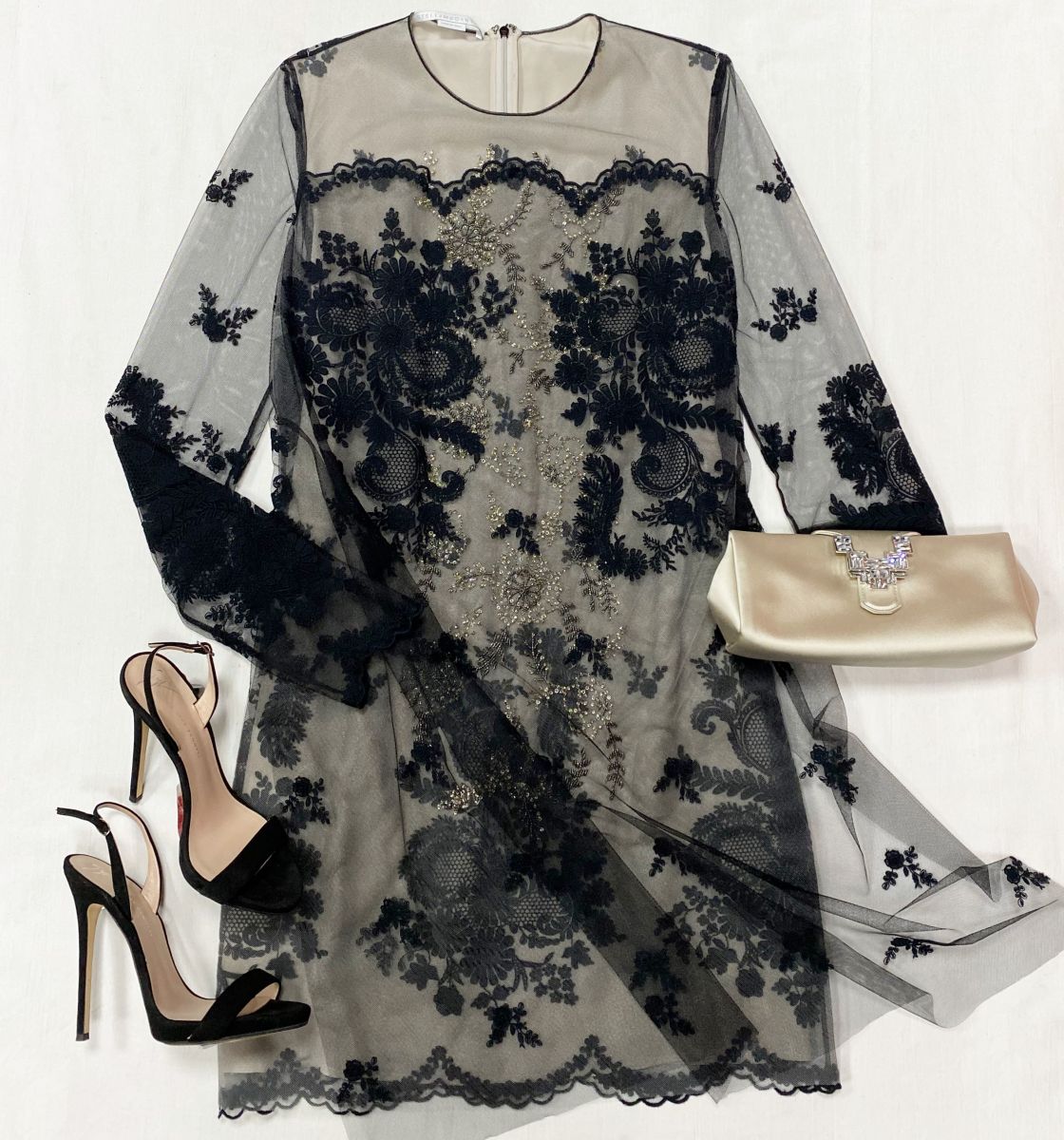 Платье / кружево / бисер / Ermanno Scervino размер 40 цена 23 483 руб 
Босоножки Giuseppe Zanotti размер 38 цена 23 483 руб 
Клатч Rodo