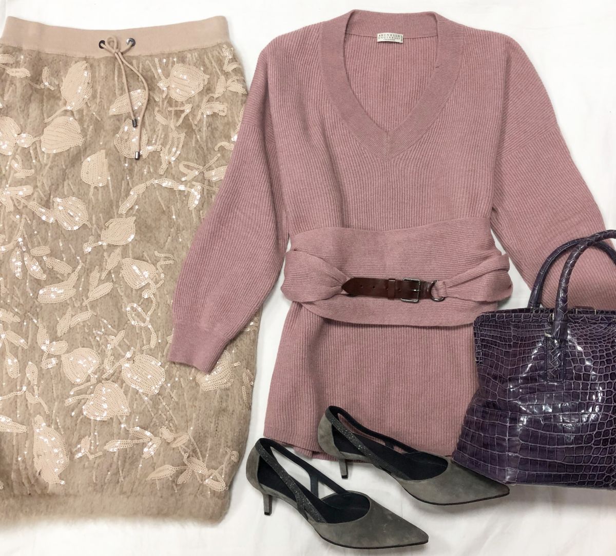 Кофта /кашемир/ Brunello Cuccinelli размер M цена 46 965 руб 
Юбка /кашемир/ ангора/пайетки / Brunello Cuccinelli размер M цена 62 620 руб 
Туфли Brunello Cuccinelli размер 39 цена 54 794 руб 
Сумка /крокодил/ BOTTEGA VENETA