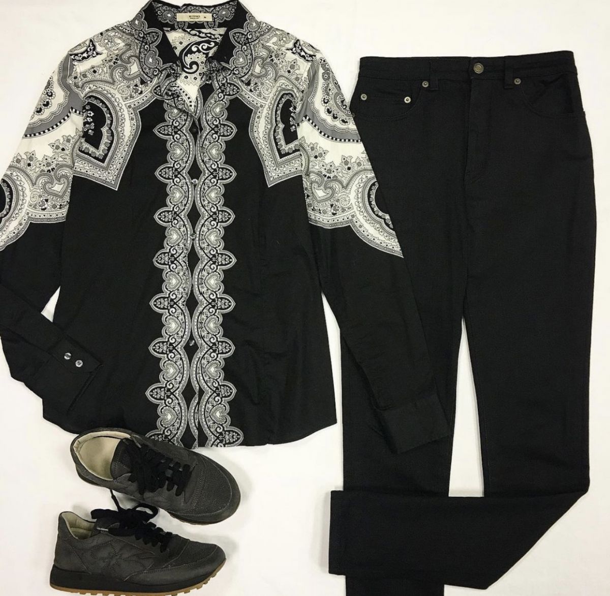 Джинсы Saint Laurent  размер 28 / 46 / цена 7 693 руб Блузка Etro размер 46 цена 4 616 руб Кроссовки Brunello Cucinelli  размер 37 цена 13 847 руб