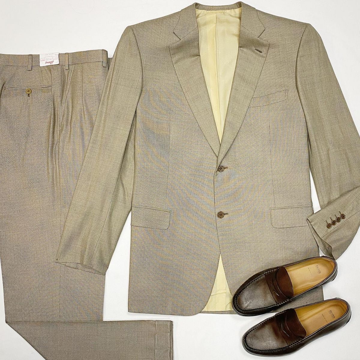 Костюм Brioni размер 54 цена 30 770 руб / новый / Лоферы Boss размер 41 цена 7 693 руб