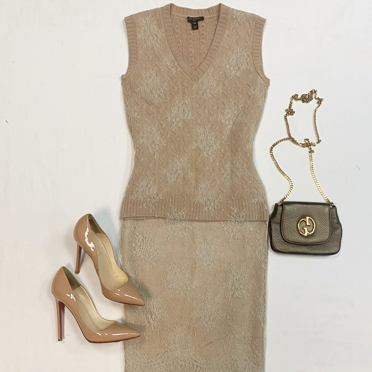 Платье Louis Vuitton размер XS цена 15 385 рубТуфли Louboutin размер 39 цена 15 385 рубСумка Gucci