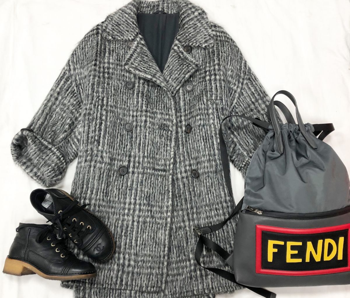Полу пальто BRUNELLO CUCCINELLI размер 40 цена 76 
925 руб 
Рюкзак FENDI