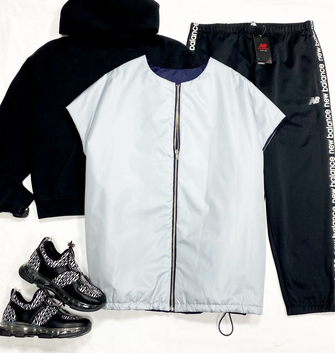 Толстовка Alexander Wang размер S цена 10 770 руб
Брюки New Balance размер M цена 3 846 руб
Жилет Replica one size цена 20 001 руб
Кроссовки Dkny размер 37 цена 10 770 руб