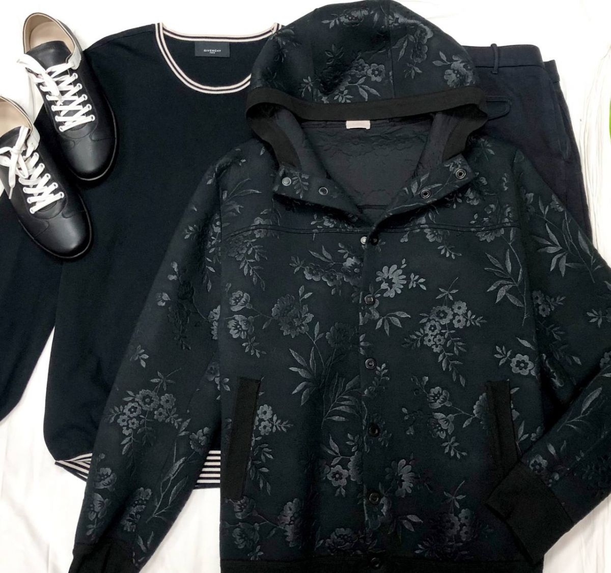 #
#Mechtamen
Кофта Givenchy размер XXL цена 7 828 руб 
Брюки Eleventy Milano размер 33/34 цена 7 828 руб 
Куртка MZR размер XL цена 15 655 руб