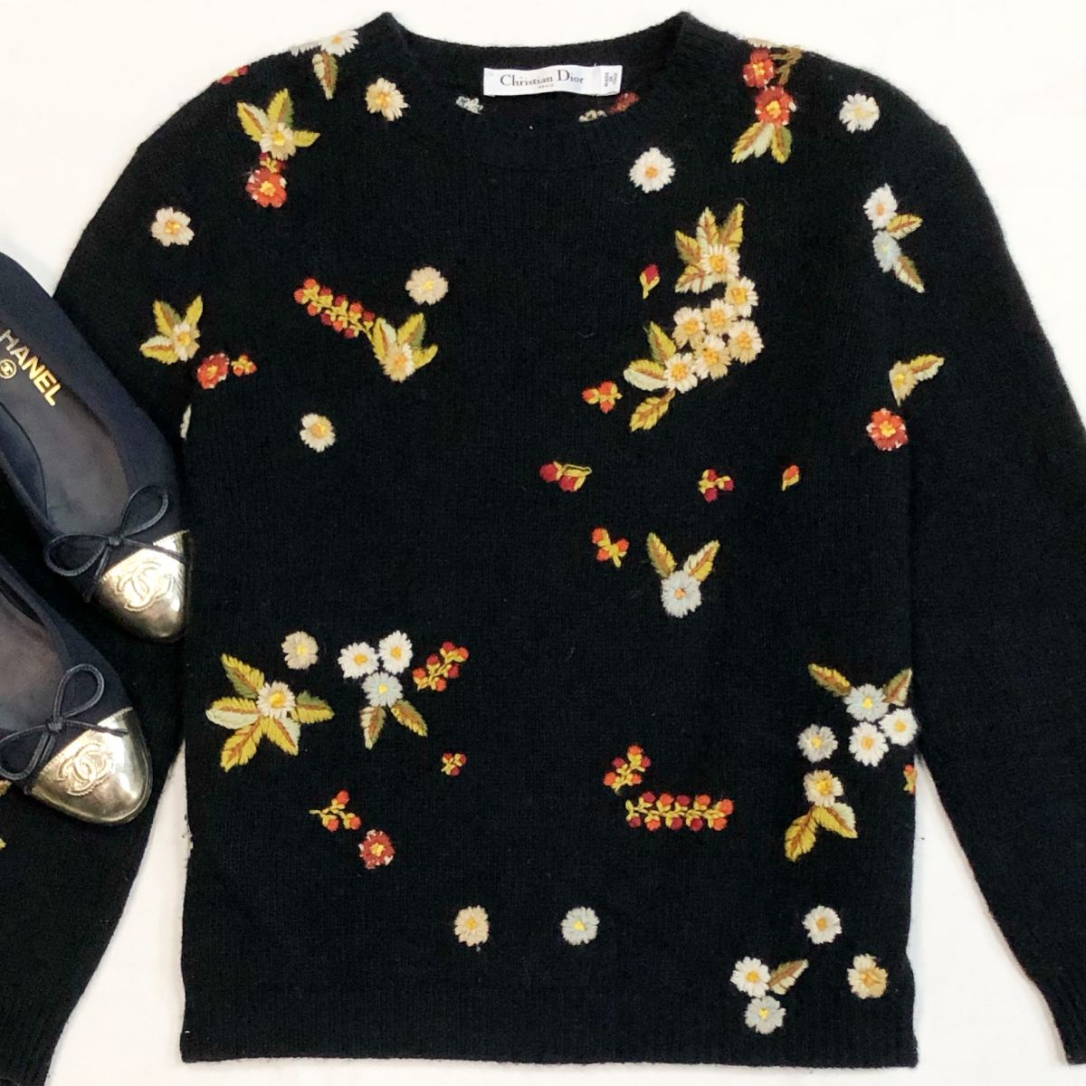 Кофта /вышивка/ Dior размер 42 цена 23 078 рубБалетки Chanel размер 35 цена 15 385 руб