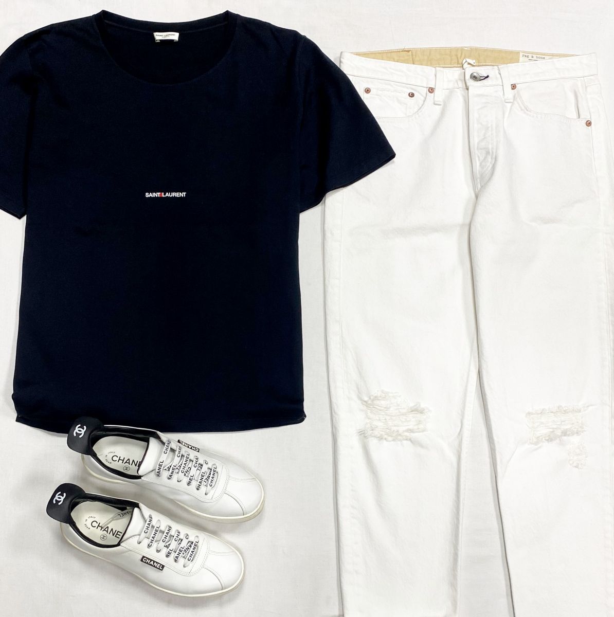 Футболка Saint Laurent размер XXL цена 15 655 руб
Джинсы R13 размер 27 цена 15 655 руб
Кеды Chanel размер 39 цена 78 275 руб