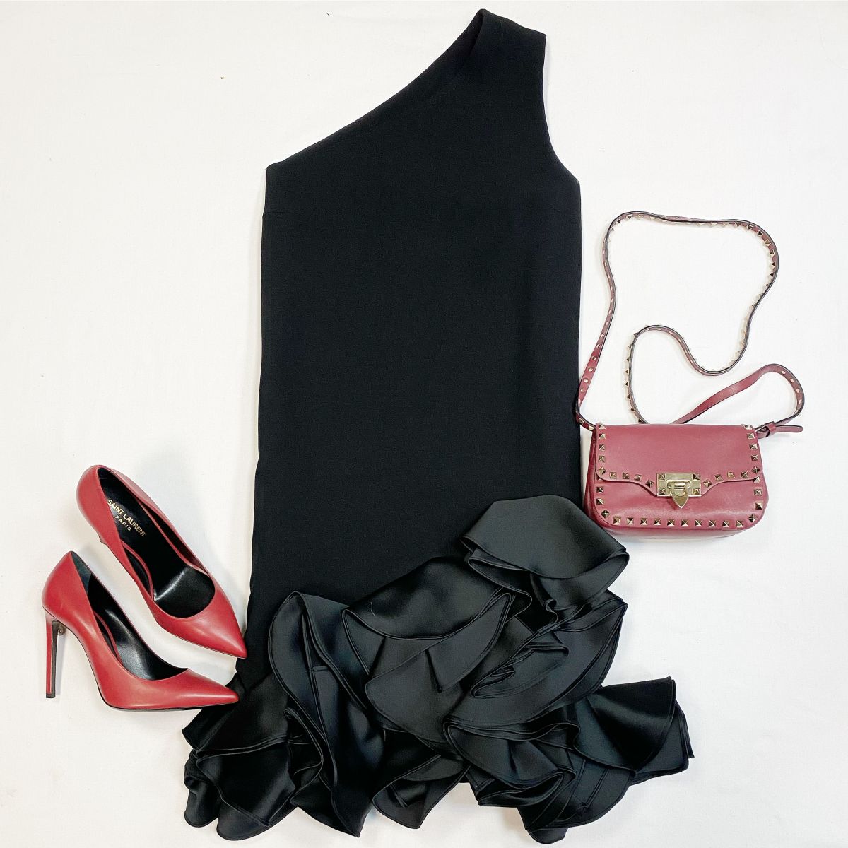 Платье Victoria Beckham размер 40 цена 15 385 рубТуфли Saint Laurent размер 40 цена 23 078 рубСумка Valentino