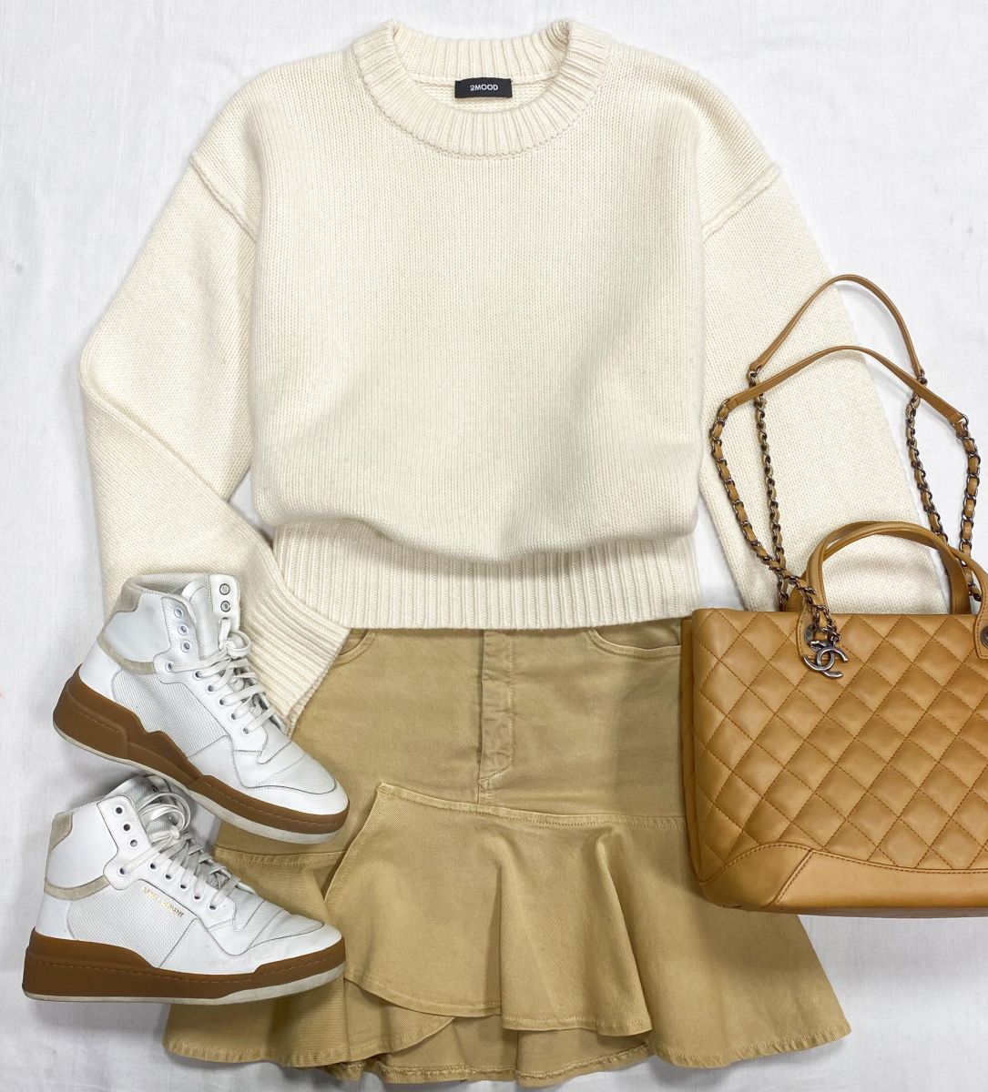 Свитер / кашемир / 2Mood one size цена 7 828 руб 
Юбка Red Valentino размер 38 цена 7 828 руб
Кеды Saint Laurent размер 37 цена 23 483 руб 
Сумка Chanel