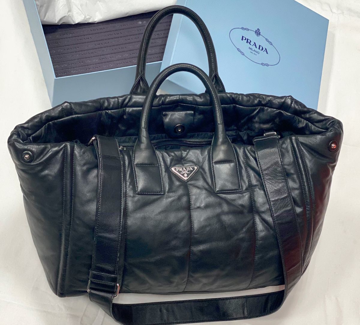 Сумка Prada размер 40/25 цена 46 155 руб
