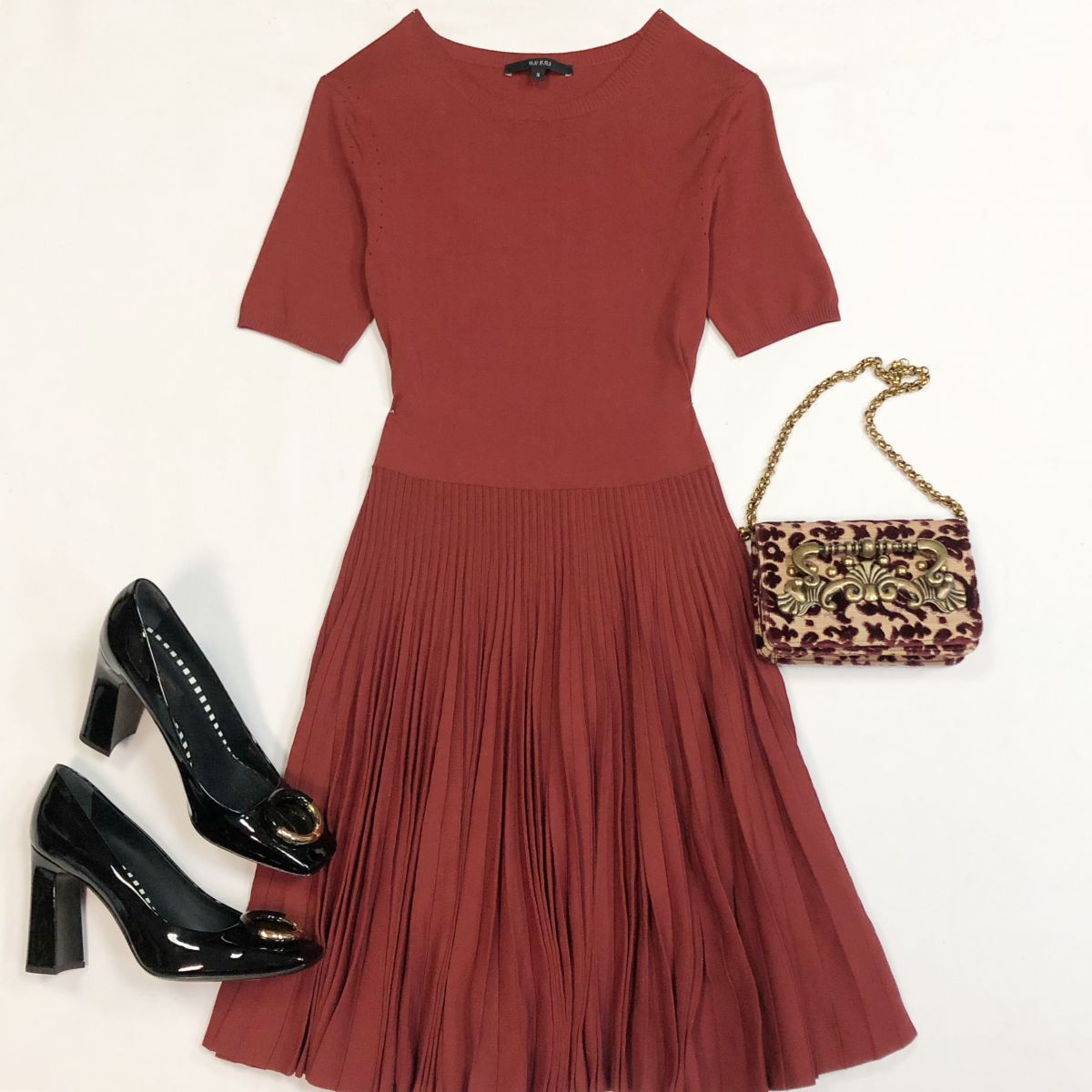Платье Gucci размер S цена 7 693 рубТуфли Louis Vuitton размер 40 цена 23 078 рубКлатч Dolce Gabbana