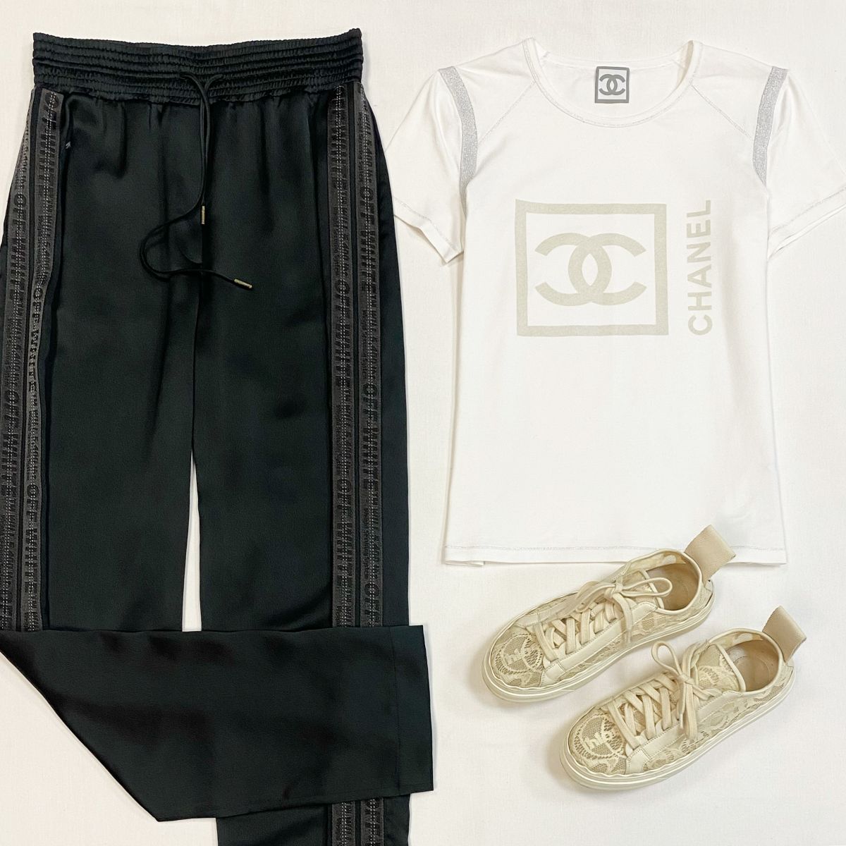 Футболка Chanel размер 42 цена 15 385 рубБрюки Off White размер 42 цена 3 077 рубКеды Chloe размер 37 цена 23 078 руб