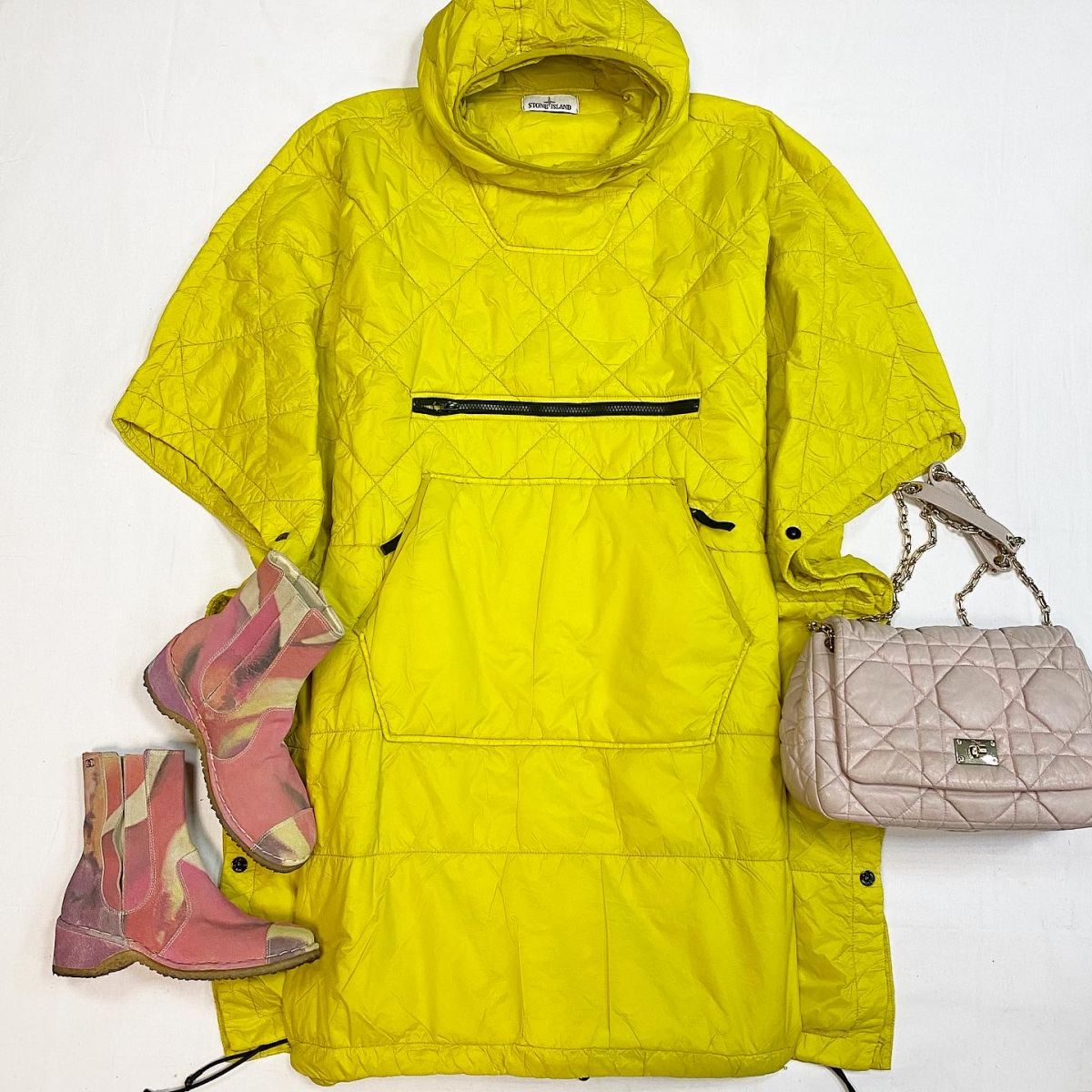 Анорак-Кейп Stone Island размер L цена 30 770 руб Ботинки Chanel размер 37.5 цена 15 385 руб Сумка Christian Dior