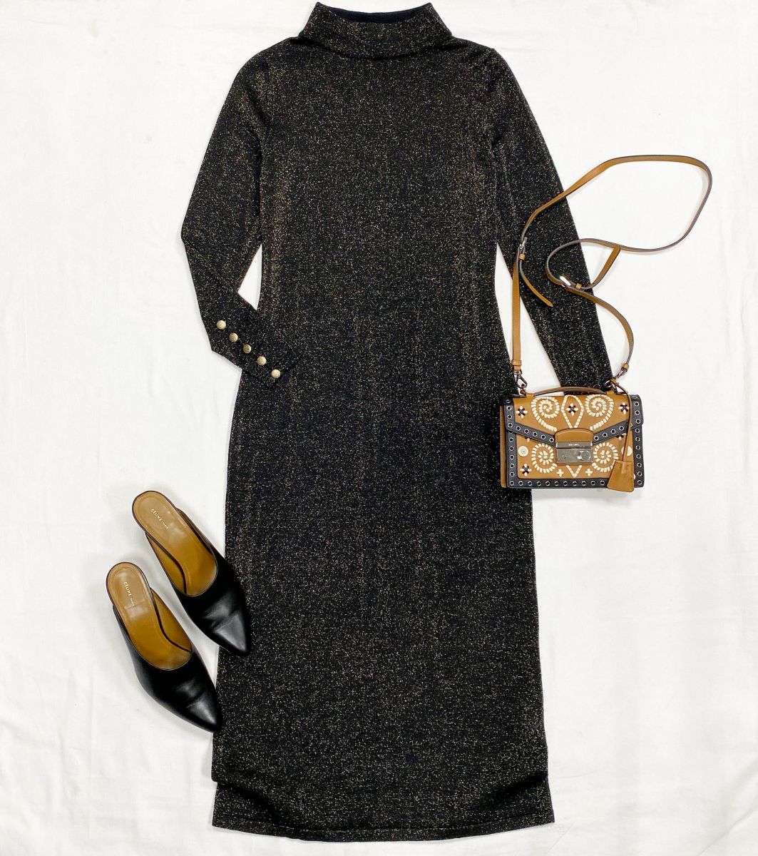 Платье / люрекс / Chanel размер 36 цена 92 310 руб 
Сабо Celine размер 41 цена 26 155 руб 
Сумка Prada