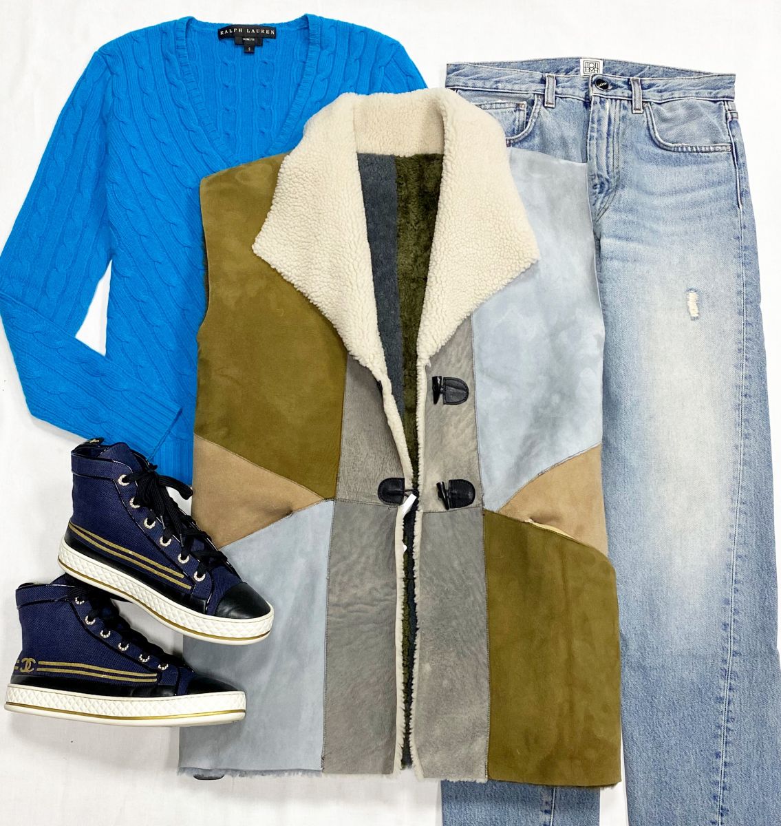 Кофта Ralph Lauren размер S цена 7 828 руб
Джинсы Toteme размер 26 цена 9 393 руб
Жилет / двухсторонний/ размер XL цена 10 959 руб
Кеды Chanel размер 39.5 цена 51 662 руб