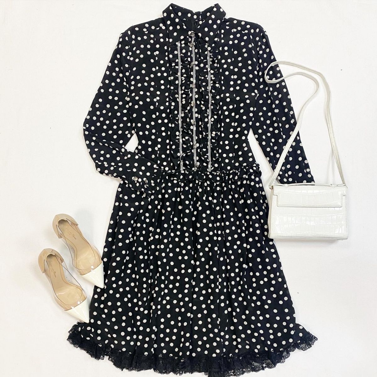 Платье Dolce Gabbana размер 42 цена 15 385 рубТуфли Gianvito Rossi размер 37.5 цена 9 231 рубСумка Giosa