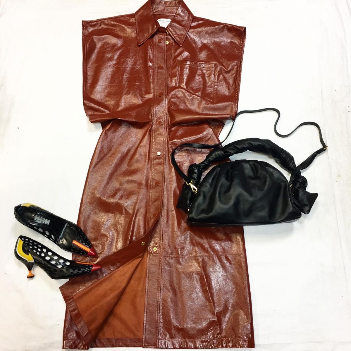 Платье /кожа/ Bottega Veneta  размер 42 цена 46 155 руб Туфли Prada  размер 37 цена 15 385 руб Сумка Miu Miu 