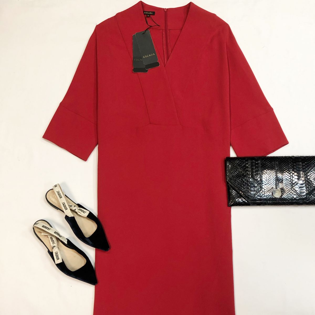 Платье Escada размер 42 цена 15 385 рубМюли Dior размер 37.5 цена 15 385 рубКлатч Lanvin
