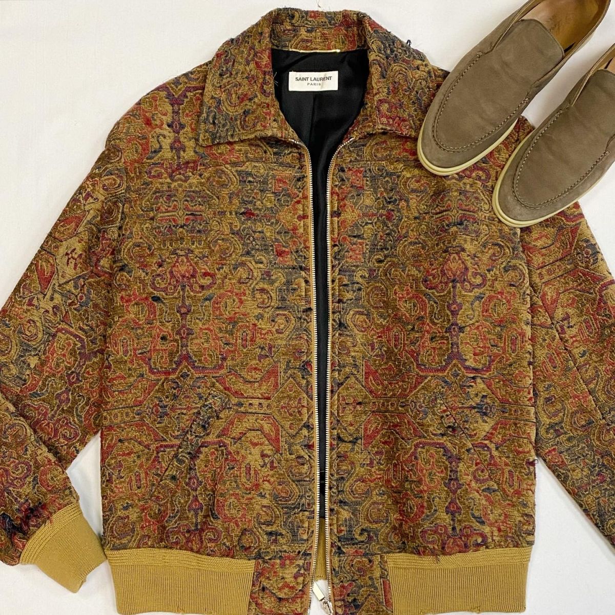 Бомбер Saint Laurent размер 42 цена 38 463 рубЛоферы Loro Piana размер 39 цена 38 463 руб