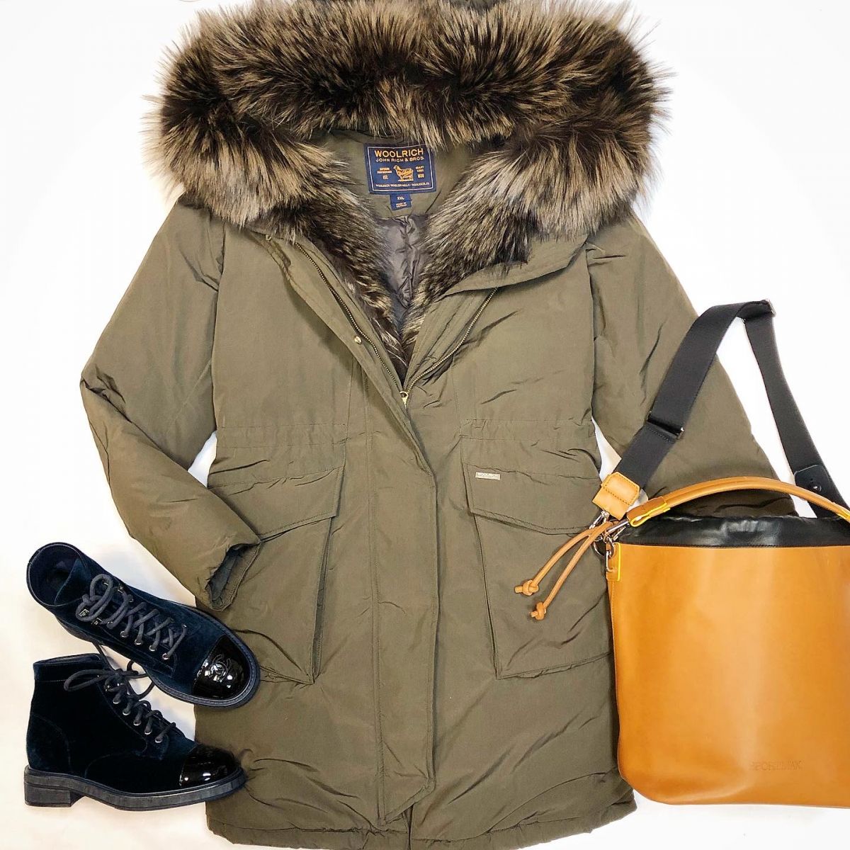 Пуховик Woolrich  размер XXL цена 23 078 руб Ботинки Chanel размер 40 цена 61 540 рубСумка Sport Max 