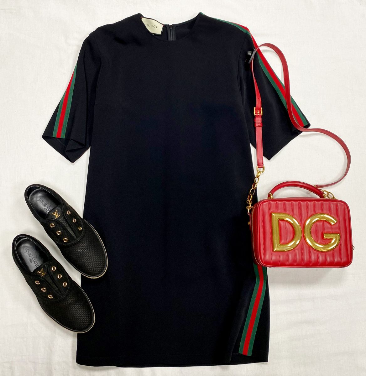 Платье Gucci размер 42 цена 23 483 руб 
Кеды Louis Vuitton размер 39 цена 23 483 руб 
Сумка Dolce Gabbana