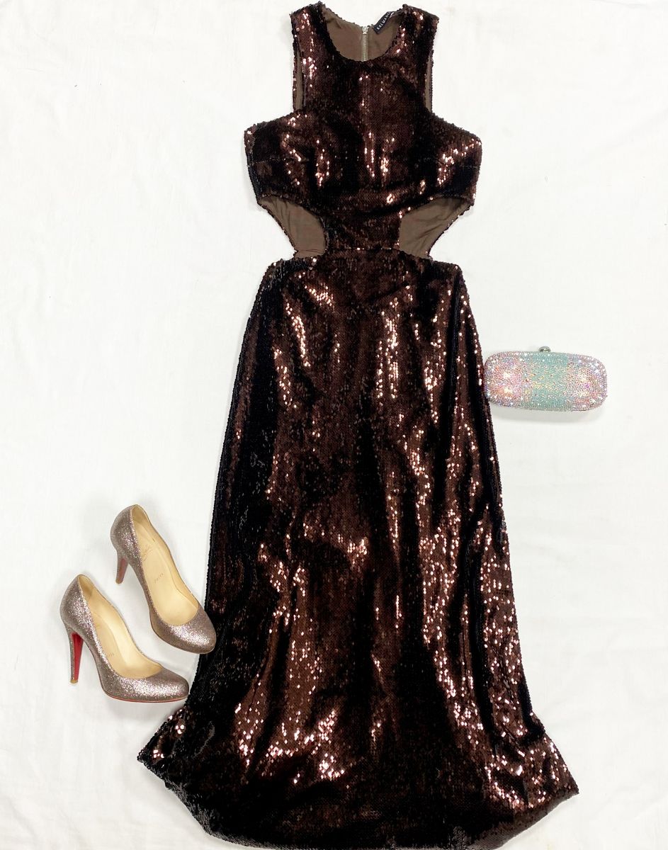 Платье/пайетки / Kalmanovich размер 38 цена 23 078 руб
Туфли Louboutin размер 36.5 цена 10 770 руб
Клатч /камни/ 